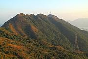 從飛鵝山道旁的山頭看象山及飛鵝山