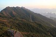 從飛鵝山道旁的山頭看象山及飛鵝山