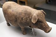 西漢：彩繪陶母豬