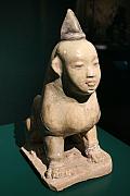 唐：青白釉彩繪紅陶镇甚獣